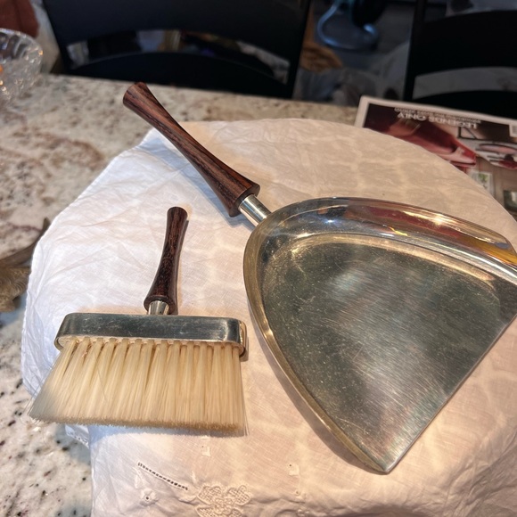 Mid century rosewood handled mini silverplated dustpan-broom set - Picture 7 of 9